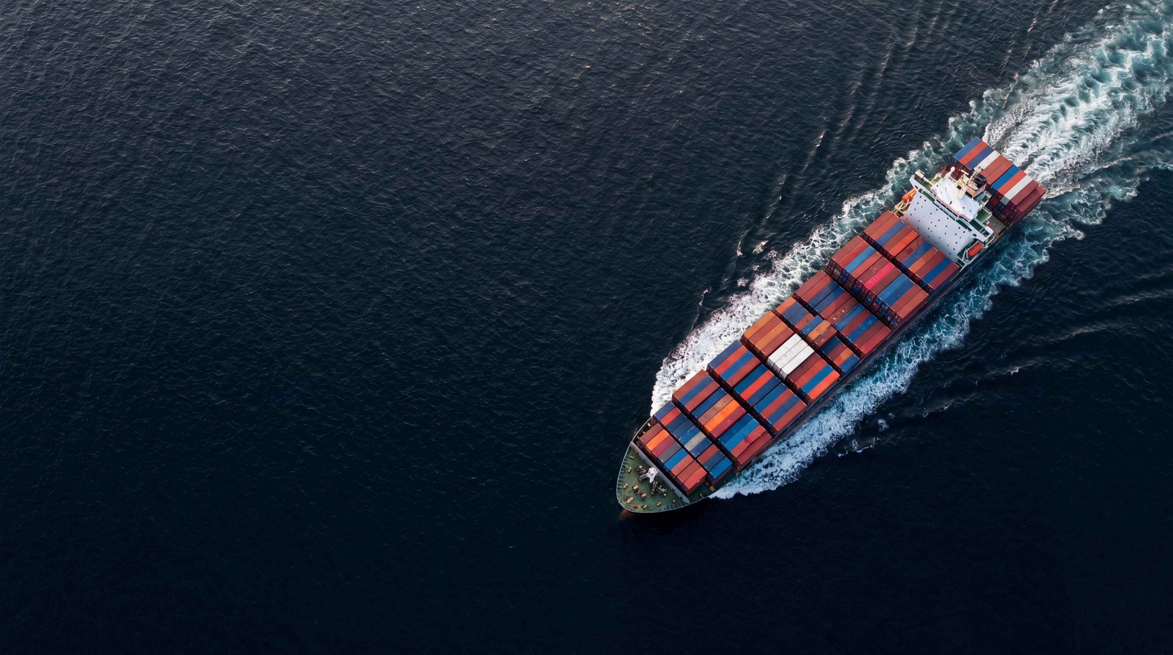 Containerschip op open zee, van bovenaf gezien